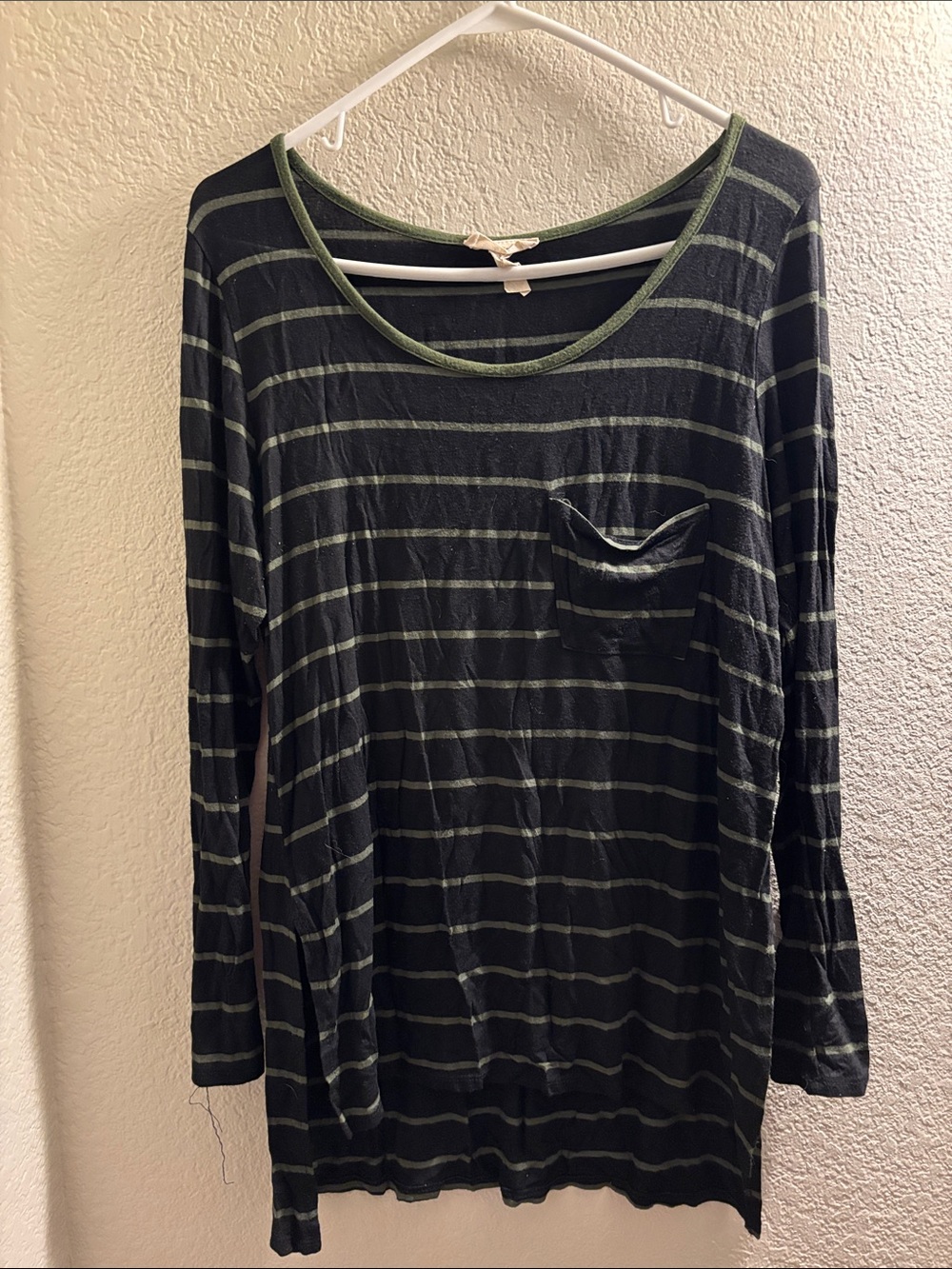 Long-Sleeve Scoop Neck Striped Tee in Dark Green